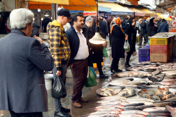 Compras para la noche de Yalda en Rasht
