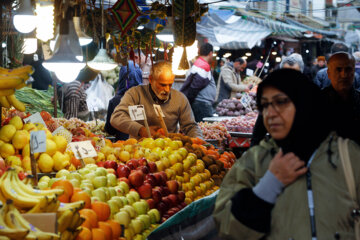 Compras para la noche de Yalda en Rasht
