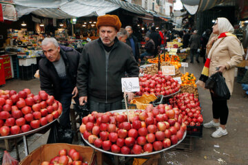 Compras para la noche de Yalda en Rasht
