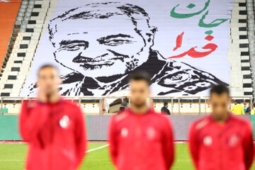 Los equipos iraníes de Esteqlal y Persépolis celebran el 99º derbi de Teherán
