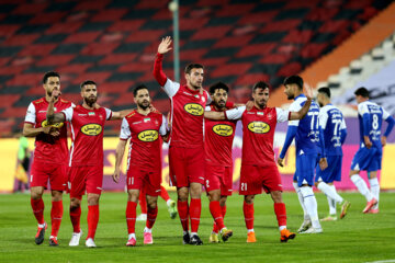 Los equipos iraníes de Esteqlal y Persépolis celebran el 99º derbi de Teherán
