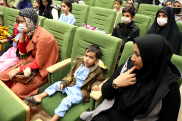 Celebración de Yalda en un hospital de niños en Mashhad