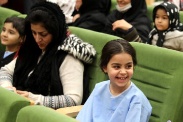 Celebración de Yalda en un hospital de niños en Mashhad