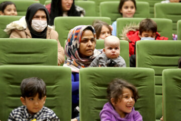 Celebración de Yalda en un hospital de niños en Mashhad