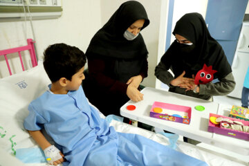 Celebración de Yalda en un hospital de niños en Mashhad