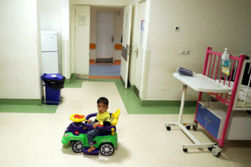 Celebración de Yalda en un hospital de niños en Mashhad