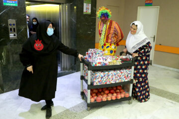 Celebración de Yalda en un hospital de niños en Mashhad