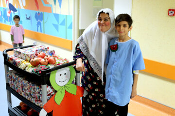 Celebración de Yalda en un hospital de niños en Mashhad