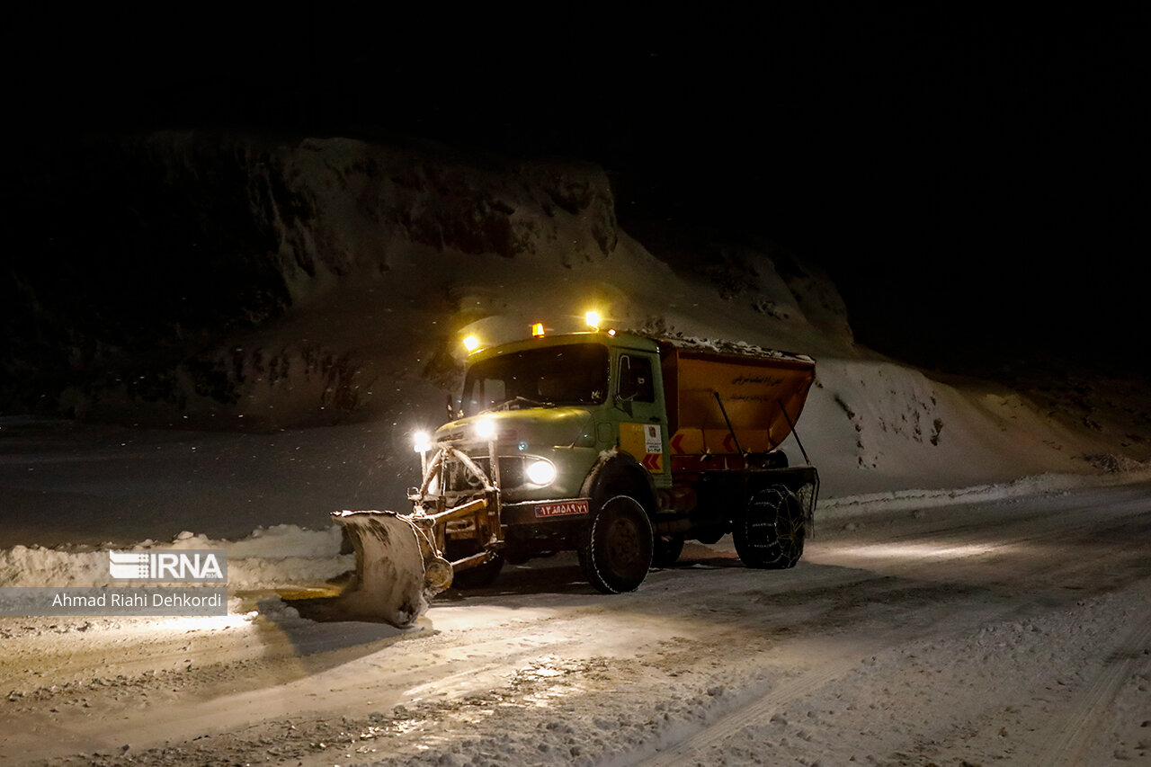 بارش برف چهار محور مواصلاتی خراسان جنوبی را مسدود کرد بارش برف چهار محور مواصلاتی خراسان جنوبی را مسدود کرد