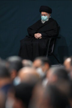 El Ayatolá Jamenei asiste a la ceremonia de luto por Hazrat Fátima (PB)
