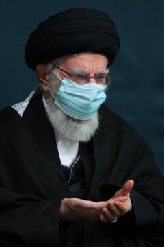 El Ayatolá Jamenei asiste a la ceremonia de luto por Hazrat Fátima (PB)