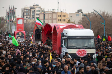 Cortège funèbre de masse pour six martyrs non identifiés à Ispahan 
