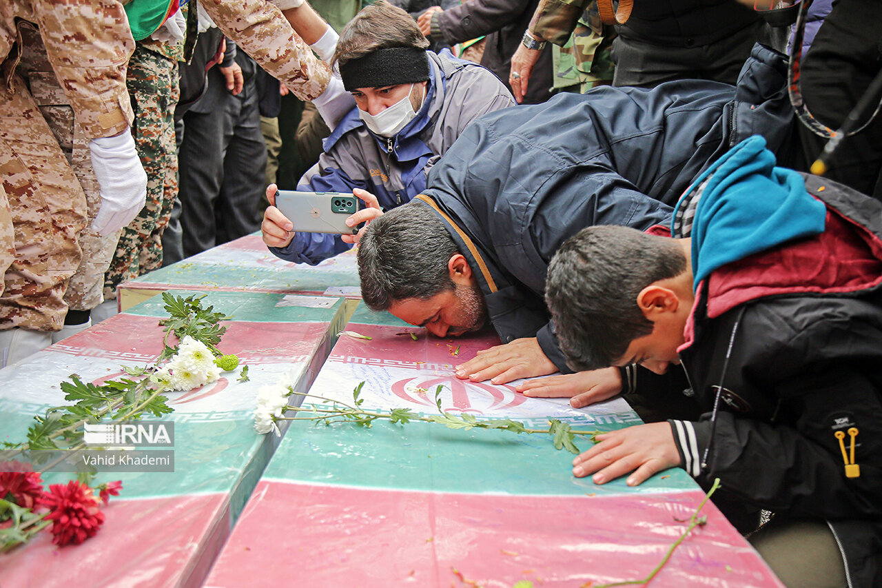 پیکر مطهر ۶ شهید گمنام دفاع مقدس در بجنورد تشییع شد