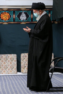 El Líder Supremo asiste a la última noche de la ceremonia de luto por Hazrat Fátima (PB)
