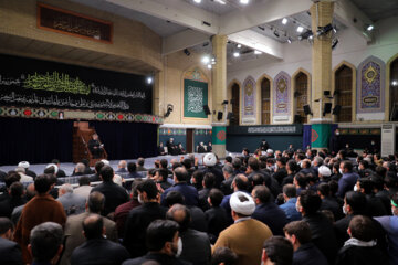 El Líder Supremo asiste a la última noche de la ceremonia de luto por Hazrat Fátima (PB)
