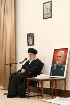 Rencontre entre le Guide suprême de la Révolution islamique et la famille et les responsables des cérémonies de commémoration de général Soleimani