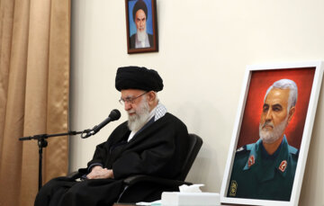 Rencontre entre le Guide suprême de la Révolution islamique et la famille et les responsables des cérémonies de commémoration de général Soleimani