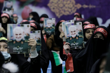 Masiva congregación femenina “las Hijas de Hach Qasem” en Teherán 