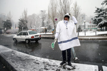بارش برف در تهران بارش برف زمستان برف زمستانی فصل زمستان برف و یخ پلیس راهنمایی و رانندگی