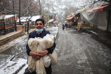 Teherán se viste de blanco por la nieve