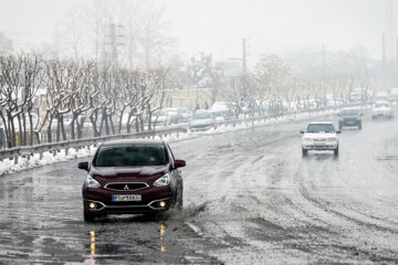 Teherán se viste de blanco por la nieve
