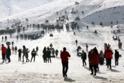 La nieve despierta la alegría del pueblo en Hamedán