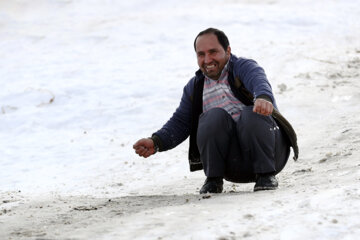 La nieve despierta la alegría del pueblo en Hamedán 
