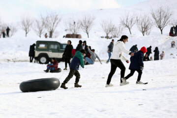 La nieve despierta la alegría del pueblo en Hamedán 
