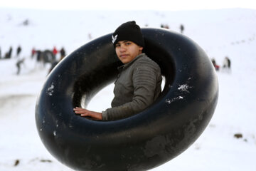 La nieve despierta la alegría del pueblo en Hamedán 
