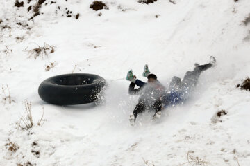 La nieve despierta la alegría del pueblo en Hamedán 
