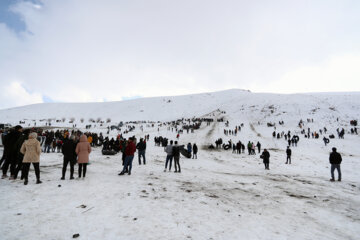 La nieve despierta la alegría del pueblo en Hamedán 
