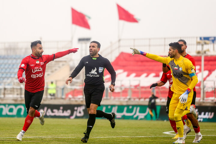 VAR لَنگ پول؛ هزینه خرید کمک داور ویدئویی را کسی گردن نمیگیرد