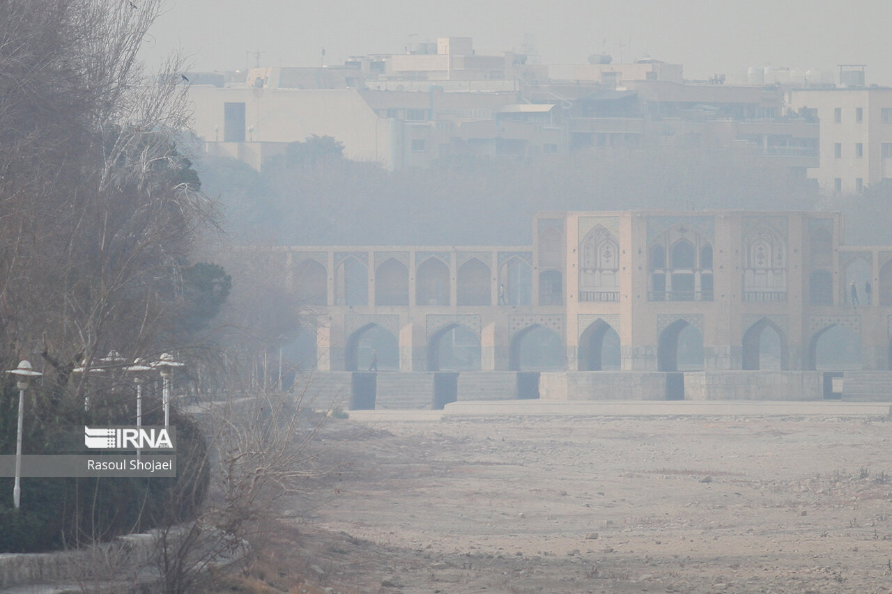 دمای هوای اصفهان کاهش و آلاینده‌هایش افزایش می‌یابد