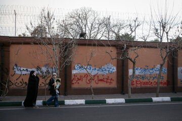Protestas frente a la embajada de Francia en Teherán
