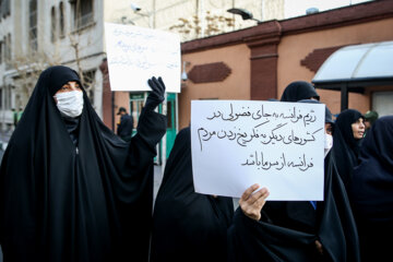 Protestas frente a la embajada de Francia en Teherán
