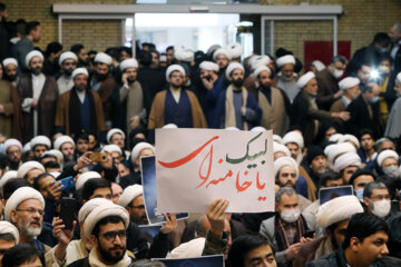 Los clérigos de seminarios en Mashhad condenan la blasfemia de la revista francesa contra máxima autoridad religiosa 