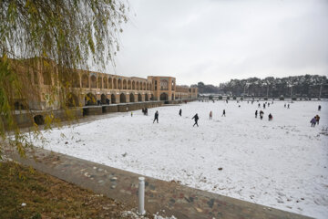 Isfahán se viste de blanco por la nieve
