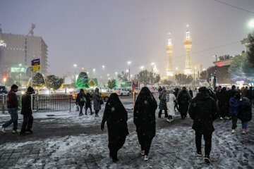 La nieve cubre de blanco el santuario sagrado del Imam Reza