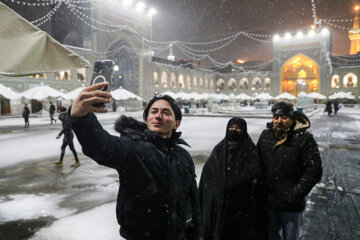 La nieve cubre de blanco el santuario sagrado del Imam Reza