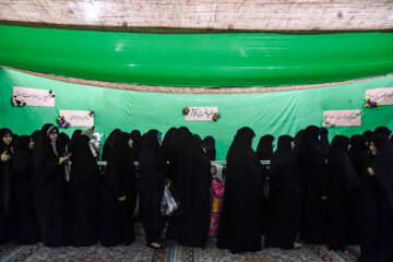 Reunión de mujeres defensoras del Velayat en la mezquita de Yamkaran
