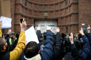 Los estudiantes iraníes protestan por blasfemia frente a embajada de Francia