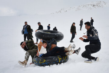 La neige continue de tomber en Iran : Yāsūj vêtu de blanc