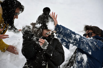 La neige continue de tomber en Iran : Yāsūj vêtu de blanc