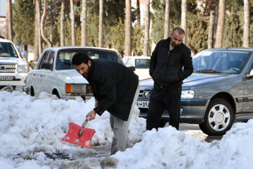 La neige continue de tomber en Iran : Yāsūj vêtu de blanc