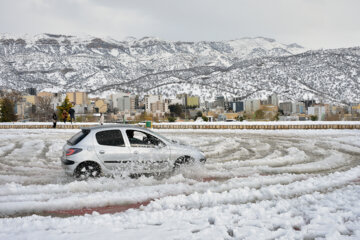La neige continue de tomber en Iran : Yāsūj vêtu de blanc