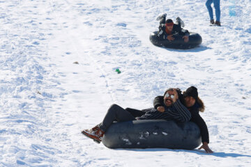 Hiver à la montagne en famille au château historique de Bardeh à Shahr-e-Kord