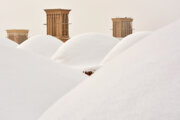 Редкий снегопад в пустынном городе Йезд