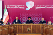 ایرانی صدر کے ساتھ بااثر خواتین کی پہلی بین الاقوامی کانفرنس میں شرکت کرنے والوں کی نشست کے مناظر

