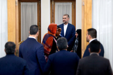 Rencontre des invitées participant au Congrès des Femmes d’influence avec le ministre iranien des A.E., Hossein AmirAbdollahian, le dimanche après-midi (22 janvier 2023) à Téhéran. 