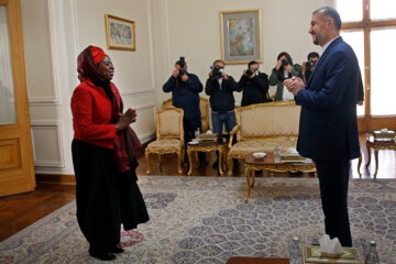 El encuentro de Amir Abdolahian con las invitadas del Congreso de Mujeres Influyentes